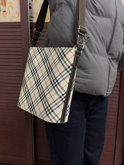 这次挖到的burberry单肩包很新，感觉接近99新了。对比了一下蓝标，感觉没什么问题，应该是正品！