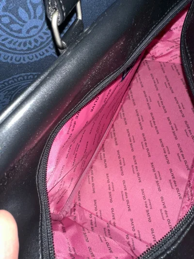 收到货品好长时间了，一直没时间评论，买了两个o厂的制服包，非常漂亮，到手质感很好，我非常喜欢这个粉色的里子，这款皮包它上面的暗纹真的非常优雅漂亮，已经用了一段时间了，自我感觉良好，价格便宜效果非常不错。这次买得真是物有所值，下次还会再来