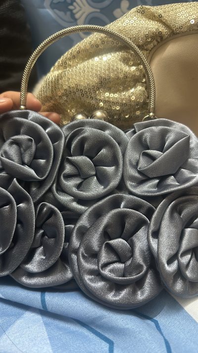 很可爱的小包，精致小巧，气质也很大方。干干净净的。快递也很快，海运快递比想象的快一点。整体来说还是比较满意的。