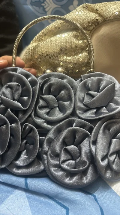 很可爱的小包，精致小巧，气质也很大方。干干净净的。快递也很快，海运快递比想象的快一点。整体来说还是比较满意的。