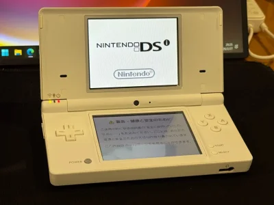 这次算是捡漏了，收到一个 95 新的白色 ndsi，双屏雪白，屏幕贴膜无划痕，非常极品，不到 3 张，唯一的缺点是电池有点鼓包，换个电池收藏了，这次过年期间 ems 也是一样的神速，满意