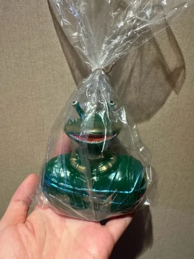 真不敢相信历时两年这个存钱罐系列想要的颜色居然集齐了！而且这只绿色是全新未拆的！带点点偏光，比照片好看很多，竹蜻蜓plus税费划算！