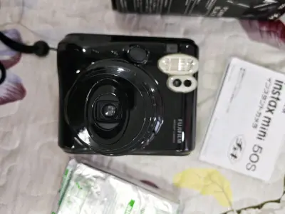 好漂亮的成色，接近全新了，价格也很划算，在年前收到了，快递包装都很好，功能也都是好的，已经在挖煤姬上面淘到好多型号的拍立得了，真的很不错的平台