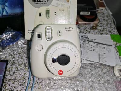 白色的mini8+ 跟mini9拍摄效果一样，比国内价格划算很多，卖家还附赠了黑胶相纸，相机很新没有划痕