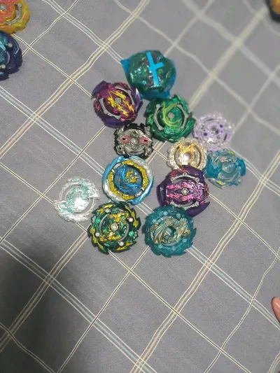 买了这么多次日淘，之前都是玩具陀螺。这次选择买 陀螺的战斗盘和一些配件，没想到特别划算，在上面一搜，发现多美卡玩具，这里的价格非常美丽，而且成色都很好，选择了竹蜻蜓，没想到一星期多个星期就到了。收到手特别开心




