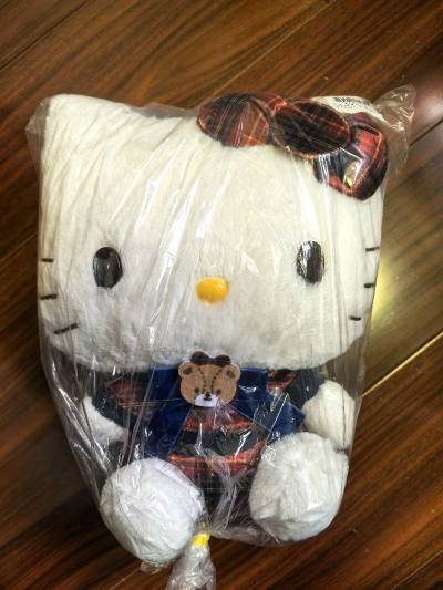 偶然刷到三丽鸥茶歇派对系列,全新的价格还不错，正好给家里小朋友玩耍，虽然国内价格下来了，但是还是喜欢原购，起码是正版。 哈啰充气玩偶，虽然价格也不贵，但是充气后当靠垫也是不错的想法。


