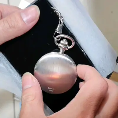 特别特别喜欢这款怀表，款式新颖，海淘秒切体验很赞，春节物流也超级快，仓库连轴继续转，邮政服务不间断。新的一年，服务继续保持，质量继续提升哇。


