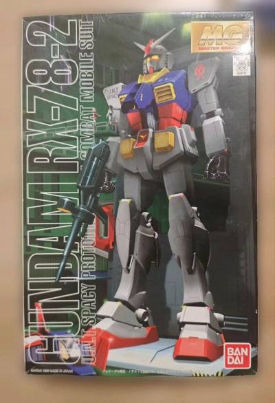 1/100 牛高达，带金属配件，1988年第一款牛高达。不管万达怎么作，看到这款88年的牛，就已经有金属关节了，不得不说，在模型领域，高达真的是领先的。另外，首个MG元祖也是一样，内构设计已经很优秀了，这种老物，感谢挖煤淘到





