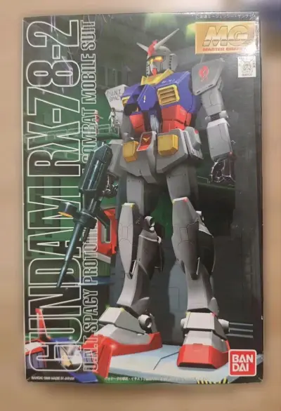 1/100 牛高达，带金属配件，1988年第一款牛高达。不管万达怎么作，看到这款88年的牛，就已经有金属关节了，不得不说，在模型领域，高达真的是领先的。另外，首个MG元祖也是一样，内构设计已经很优秀了，这种老物，感谢挖煤淘到





