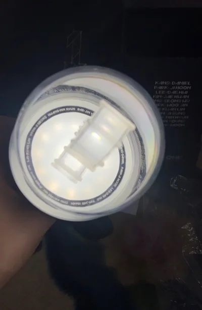 实物比图片还好看！灯光颜色很正，握着手感好，和描述的一样是全新的，挖煤姬很靠谱，邮费也不贵，买下来比国内划算