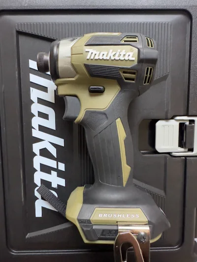 煤炉牧田起子机TD173D军绿色。和国产型号比是日本产地。全新。ems物流非常快，大概下单到收到用了半个月左右