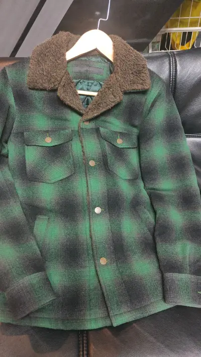 backbone复刻最多的款式，更换材料几乎每一季都会出，有棉布，羊毛内里款，有羊毛面料，科技棉内里款，这款绿格纹配色和木村拓哉早年电视剧造型一致，也算是比较稀有的配色，成色全新，太超值了！