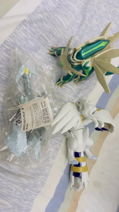 这次真不错，又日淘到一组改色的dx组立白龙和帝牙卢卡，非常大，改色改的非常好，还有原袋的搪胶冰龙和黑白龙拼图，非常完美，很好的购物体验，打包很用心，发货非常快