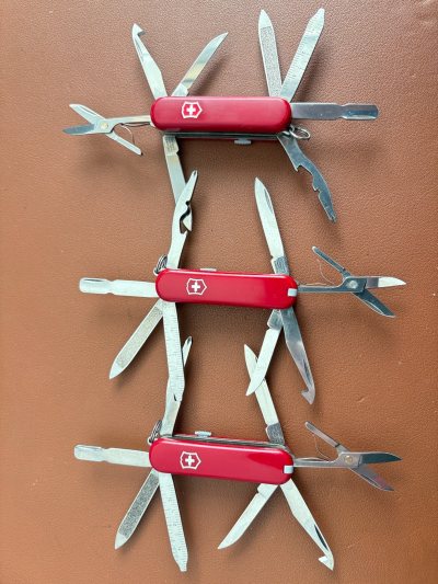瑞士军刀，维氏58mm迷你冠军/小冠军，型号0.6385，三把都是9成新以上的，贴片无缺裂，工具无硬伤，开合顺畅，回弹有力。分别是：主刀三行单根刻小冠军，主刀和开信刀双四行根刻小冠军，主刀三行单根刻带灯小冠军，二手物品，成色不错，性价比高，适合实用。