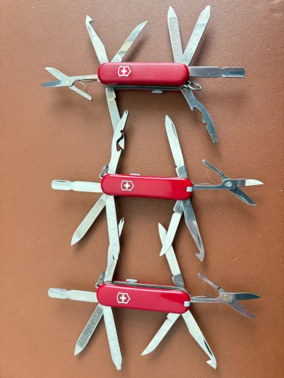 瑞士军刀，维氏58mm迷你冠军/小冠军，型号0.6385，三把都是9成新以上的，贴片无缺裂，工具无硬伤，开合顺畅，回弹有力。分别是：主刀三行单根刻小冠军，主刀和开信刀双四行根刻小冠军，主刀三行单根刻带灯小冠军，二手物品，成色不错，性价比高，适合实用。