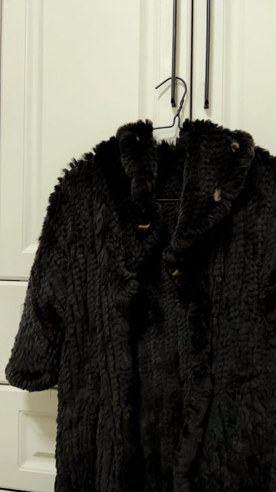 记录我的第一次海淘，很漂亮的一件皮草外套。衣服香香的，很柔软没有瑕疵。包装很严实，发货也很快。正常时间内收到的。很喜欢哦～