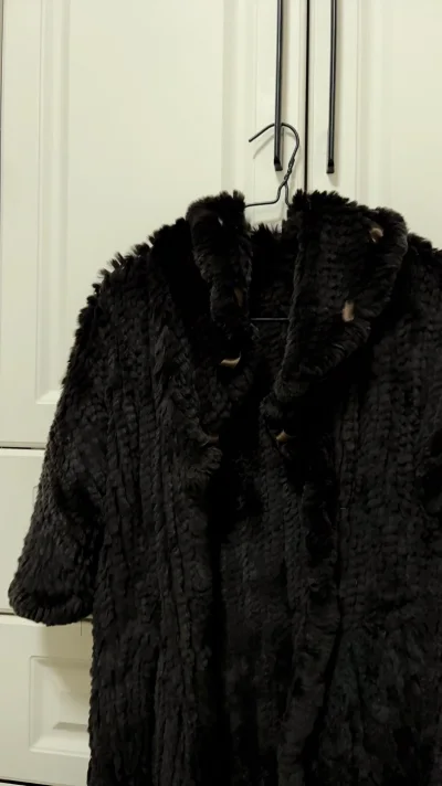 记录我的第一次海淘，很漂亮的一件皮草外套。衣服香香的，很柔软没有瑕疵。包装很严实，发货也很快。正常时间内收到的。很喜欢哦～