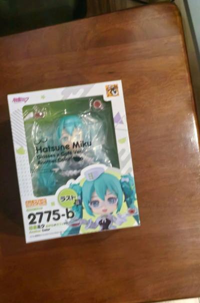 通过挖煤姬平台淘了一个初音未来x咖啡厅联动粘土人last赏和一些文件夹，走的EMS路线，总计差不多6天到手，好评


