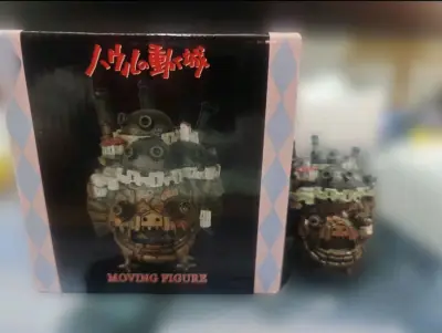 日版 哈尔的移动城堡 宫崎骏 发条 可动 城堡，是真的可以上发条走动的，很古老的手办，但是设计很精巧，一步一步缓慢走动，难得的收藏精品。