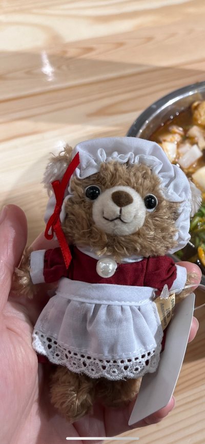 在挖煤姬日淘的这个小熊玩偶真的太惊喜了！? 实物和图片完全一致，甚至比照片更可爱。酒红色小上衣搭配白色围裙和蕾丝小帽，做工精致，毛绒质感柔软细腻，细节满满。物流速度也很快，包装严实没有任何破损，客服回复及时又耐心。能挖到这么可爱的宝贝，挖煤姬真的太靠谱了，已经安利给...在挖煤姬日淘的这个小熊玩偶真的太惊喜了！? 实物和图片完全一致，甚至比照片更可爱。酒红色小上衣搭配白色围裙和蕾丝小帽，做工精致，毛绒质感柔软细腻，细节满满。物流速度也很快，包装严实没有任何破损，客服回复及时又耐心。能挖到这么可爱的宝贝，挖