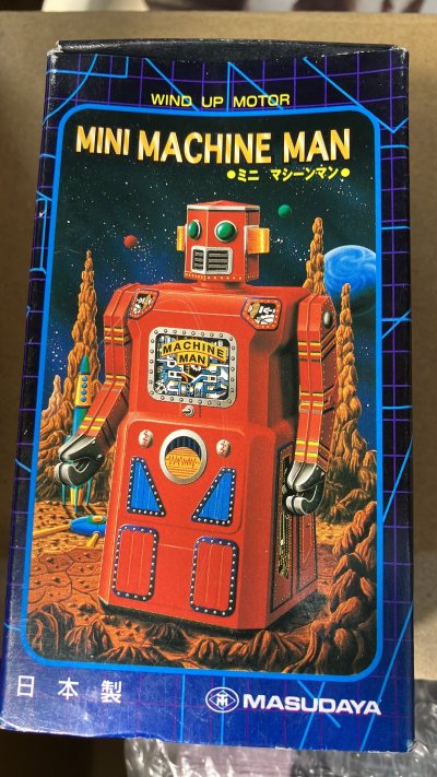 春节期间收到的，物品不多，箱子不大，物品都有妥善安放。物品有泡泡纸保护，没有受损，期待下一件的到来。


