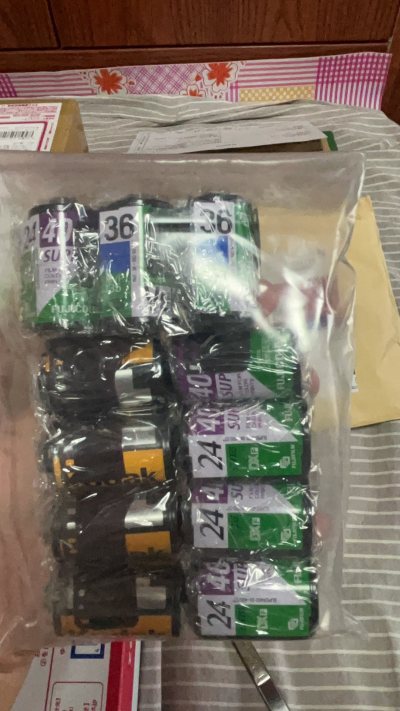 這是第十次挖煤姬海淘了，似乎每次都想撿漏，看到合適的價格就想買，奈何實力不夠，只好買些小東西來玩，這次淘了十來個過期卷，美能達測光錶，一根快門線，價格還可以，國際運費是真的貴啊！這次就到這吧


