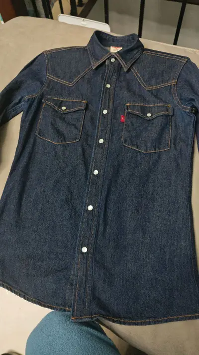 经典西部风格，加上日式裁剪和顶级用料，完美的基础款，内搭，外穿都无敌，期待养牛之后的效果，又是一件高性价比的好物，挖煤姬靠谱～