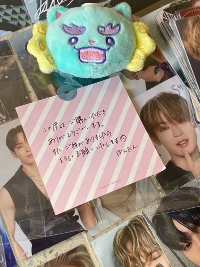 包装的很牢固，物流很快，没有任何损坏，心心念念的周边终于到手了超级无敌激动，切得有点多还怕运费很贵，走的ems，并不贵，平台也很负责