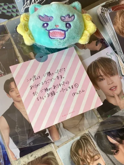 包装的很牢固，物流很快，没有任何损坏，心心念念的周边终于到手了超级无敌激动，切得有点多还怕运费很贵，走的ems，并不贵，平台也很负责