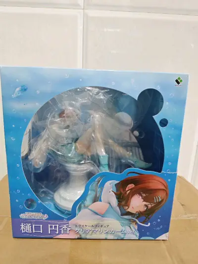 当我拆开包裹，看到《偶像大师 闪耀色彩》樋口圆香手办时，瞬间被惊艳到了。通透的水蓝色特效底座、细腻的发丝涂装，还有她慵懒又灵动的姿态，都完美还原了“Clear Marine Cam”的梦幻感，连底座的气泡纹理都清晰可见。
 
这次日淘体验让我格外惊喜：平台的客服不仅...当我拆开包裹，看到《偶像大师 闪耀色彩》樋口圆香手办时，瞬间被惊艳到了。通透的水蓝色特效底座、细腻的发丝涂装，还有她慵懒又灵动的姿态，都完美还原了“Clear Marine Cam”的梦幻感，连底座的气泡纹理都清晰可见。
 
这次日淘体验