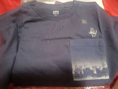 又一次忍不住买了美战的周边T，胸口口袋上的小猫咪实在可爱~ 雅虎拍卖得了两张卡，不常见，喜欢~ 随意拍了一份set出的卡片，里面什么都有，很多没看过的漫画=_=