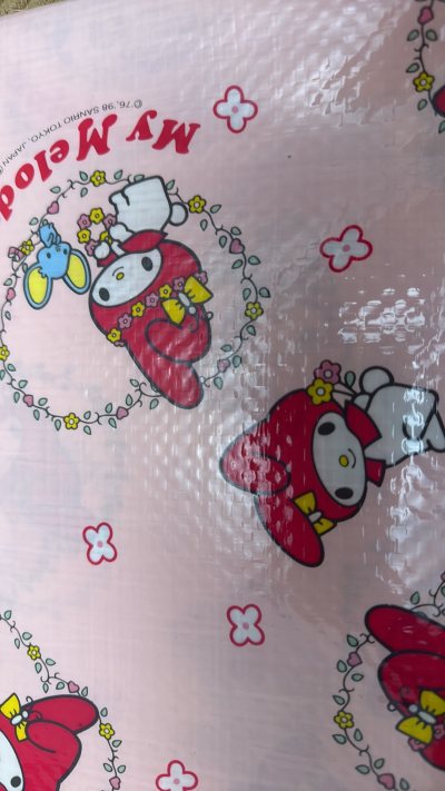 这次收到的是防水布料，太惊喜了 ，国内应该是没有这种材质的，还这么好看的料子的，真的太惊喜了，好看的