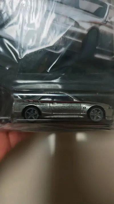 风火轮R33的设计核心是“还原与创新的平衡”：既忠实于真实车型的经典元素，又通过涂装、材质和工艺创新，打造兼具观赏性与可玩性的收藏级模型，同时通过系列化策略覆盖多元用户需求。