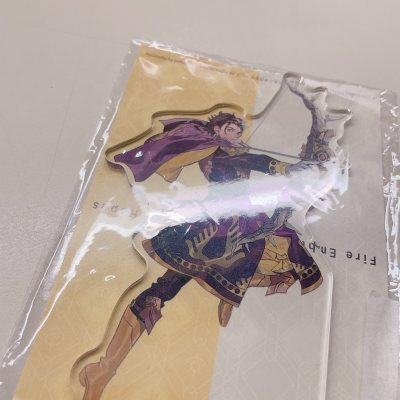 也是按照安排顺利抵达海外，这个包裹更大一点，可能快到我大腿，但挖煤姬的打包就像艺术品… 怎么做到更好压在箱内，还很工整呢？这可是跨越了半个世界啊… 快到北极了… 图片是拿了两个立牌出来