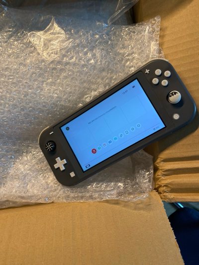 第一次海淘，也是第一次用挖煤姬，终于安全下车了，买了一台switch lite.一台89版任天堂fc游戏机，经历了24天终于到手了，成色还不错，如实描述，包装挺好的，不得不说很大一个箱子，非常厚实，switch还有90%电居然，，fc虽然旧了点，胜在便宜啊，几十块比...第一次海淘，也是第一次用挖煤姬，终于安全下车了，买了一台switch lite.一台89版任天堂fc游戏机，经历了24天终于到手了，成色还不错，如实描述，包装挺好的，不得不说很大一个箱子，非常厚实，switch还有90%电居然，，fc虽然