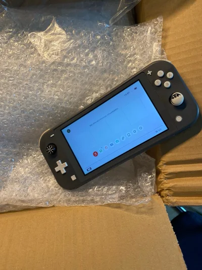 第一次海淘，也是第一次用挖煤姬，终于安全下车了，买了一台switch lite.一台89版任天堂fc游戏机，经历了24天终于到手了，成色还不错，如实描述，包装挺好的，不得不说很大一个箱子，非常厚实，switch还有90%电居然，，fc虽然旧了点，胜在便宜啊，几十块比...第一次海淘，也是第一次用挖煤姬，终于安全下车了，买了一台switch lite.一台89版任天堂fc游戏机，经历了24天终于到手了，成色还不错，如实描述，包装挺好的，不得不说很大一个箱子，非常厚实，switch还有90%电居然，，fc虽然