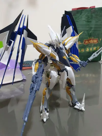 
拼好的，水口基本没修，可以自己修完再喷涂一下，比想象中大，接近mg大小。天线和肩甲尖的位置有点压弯了。这只喷涂完效果还是不错。