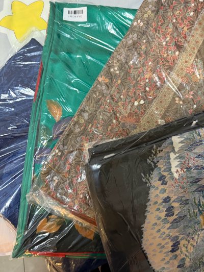 这次在挖煤姬收的5件宝贝，不仅件件质感在线，平台的速度和包装更是让人安心！? 图1（藏青暗纹和服）：藏青色底+细腻的几何暗纹，低调又高级！面料是带筋骨的棉质混纺，垂感适中，日常通勤搭衬衫或单穿都很合适，暗纹在光线下才会显现，是属于成年人的小精致。? 图2（翠绿蝶...这次在挖煤姬收的5件宝贝，不仅件件质感在线，平台的速度和包装更是让人安心！? 图1（藏青暗纹和服）：藏青色底+细腻的几何暗纹，低调又高级！面料是带筋骨的棉质混纺，垂感适中，日常通勤搭衬衫或单穿都很合适，暗纹在光线下才会显现，是属于成年