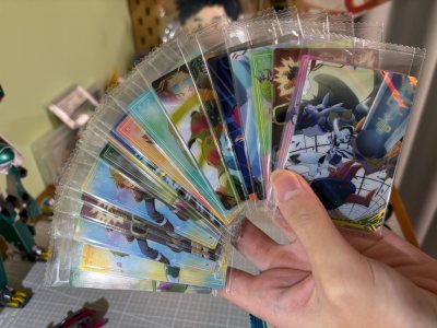 此次海淘的是数码宝贝万代食玩卡 一共有5种等地 全28张[捂脸R]最终两盒也未拆齐
但是包含了一代二代三代和最新作dbb的角色，开起来还是很有满足感的（三代控超满足！！dbb也吃的很爽）
而且这次背面的设计是类纯色加放大 也很貌美！！可以来两套分别展示正反了哈哈
选...此次海淘的是数码宝贝万代食玩卡 一共有5种等地 全28张[捂脸R]最终两盒也未拆齐
但是包含了一代二代三代和最新作dbb的角色，开起来还是很有满足感的（三代控超满足！！dbb也吃的很爽）
而且这次背面的设计是类纯色加放大 也很貌美！！可以