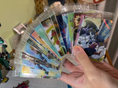 此次海淘的是数码宝贝万代食玩卡 一共有5种等地 全28张[捂脸R]最终两盒也未拆齐
但是包含了一代二代三代和最新作dbb的角色，开起来还是很有满足感的（三代控超满足！！dbb也吃的很爽）
而且这次背面的设计是类纯色加放大 也很貌美！！可以来两套分别展示正反了哈哈
选...此次海淘的是数码宝贝万代食玩卡 一共有5种等地 全28张[捂脸R]最终两盒也未拆齐
但是包含了一代二代三代和最新作dbb的角色，开起来还是很有满足感的（三代控超满足！！dbb也吃的很爽）
而且这次背面的设计是类纯色加放大 也很貌美！！可以