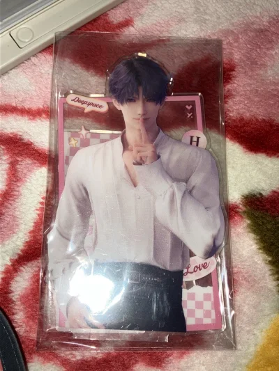 这次在挖煤姬上找到了非常好价的立牌 跟卖家的沟通也很顺利 马上就拍下了 物流也很给力 不到半个月就到货了