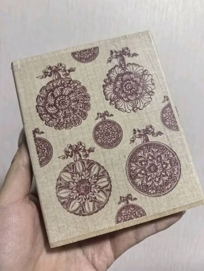 Anna家这款复古花纹木质印章，精致的花纹印在纸上很有质感，像把日淘的小美好都拓印下来。就像挖煤姬这个海淘平台，总能精准挖到心头好，让每一次开箱都充满仪式感和惊喜。