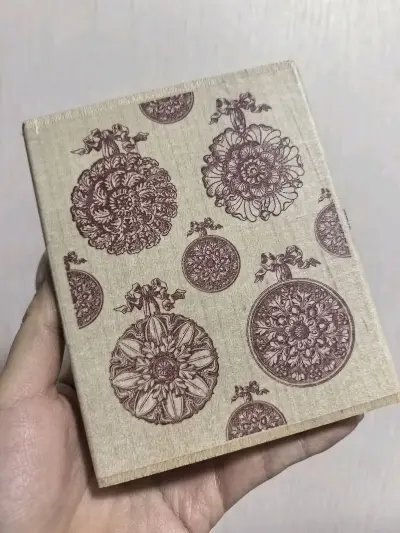 Anna家这款复古花纹木质印章，精致的花纹印在纸上很有质感，像把日淘的小美好都拓印下来。就像挖煤姬这个海淘平台，总能精准挖到心头好，让每一次开箱都充满仪式感和惊喜。