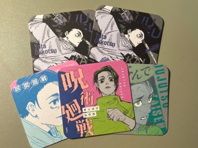 第n次使用挖煤姬切煤，这次一共合单了三个包裹，切了一些立牌杯垫和纸片谷。挖煤姬的合单和发货一如既往的方便，可以系统生成面单，不需要自己填写，省了很多麻烦。工作人员打包得很好，谷子安全到家没有损伤。推荐大家使用挖煤姬～