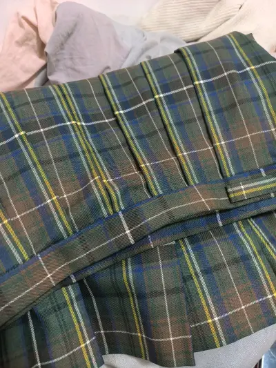 又来挖煤姬寻宝啦！
制服包实物比图片还好看！是那种经典的帆布配皮材质，很有型，不会软塌塌。容量也很大，平时上课或者出门逛街背都超级百搭，复古感拿捏得死死的。
裙子的质感绝了！日制校供的裙子从来不会让人失望。做工很细致，裙摆的垂坠感很好。无论是搭卫衣还是衬衫，都能轻松...又来挖煤姬寻宝啦！
制服包实物比图片还好看！是那种经典的帆布配皮材质，很有型，不会软塌塌。容量也很大，平时上课或者出门逛街背都超级百搭，复古感拿捏得死死的。
裙子的质感绝了！日制校供的裙子从来不会让人失望。做工很细致，裙摆的垂坠感很好。无