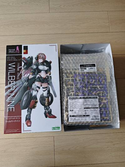 喜欢这款很久了，看到有拍卖的果断拍下，运气不错得标了。驱狼九式造型非常帅，搭配摩托车更显英气。品质还是一如既往的好。包装非常完美，八角尖尖，安全到家。