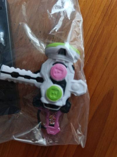 这是日常挖煤姬2月份好物体验，这次买到的是假面骑士艾克赛德的武器摆件，这个系列是核弹系列的，做工很不错啊，有剑形态和锤形态。