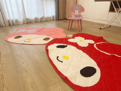 超级大！一张是直播间购入，觉得太好看了，于是又在挖煤姬上入了个大红色的美乐蒂地毯，两张放在一起超满足！