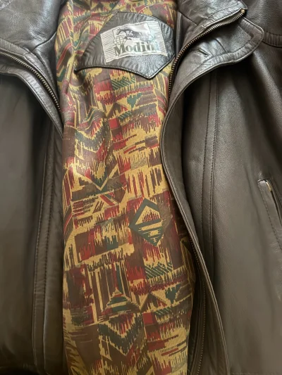 第一次挖煤姬买皮衣，简直太惊喜了，皮质超级棒，质感绝绝子！非常非常满意！物流打包方面都非常好，安心安全到家！继续支持挖煤姬！给力给力