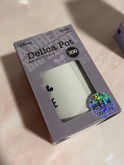 这次买的还是一些米奇的小周边，保温瓶小小一个的到手无敌可爱呀，还买了一些烘焙纸也是米奇图案的还有小包，物流过年期间发货依旧很快～